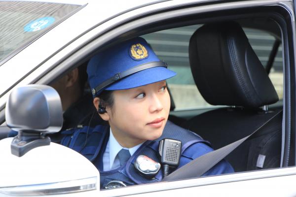 後ろを振り向く女性警察官