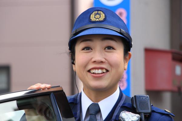笑顔でカメラの方を向く女性警察官
