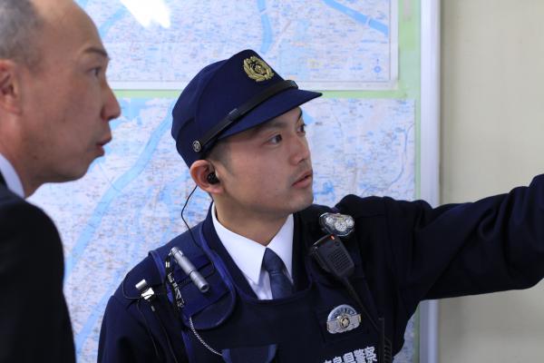 地理案内をする警察官