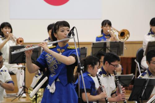 警察音楽隊のフルート奏者