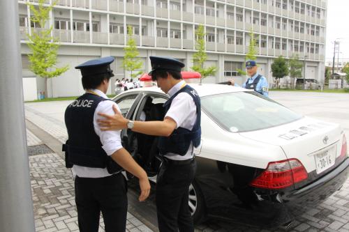 パトカーに乗車する姿