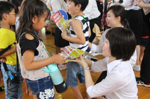 子供へプレゼントを配る様子