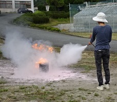 ③消火作業の実演