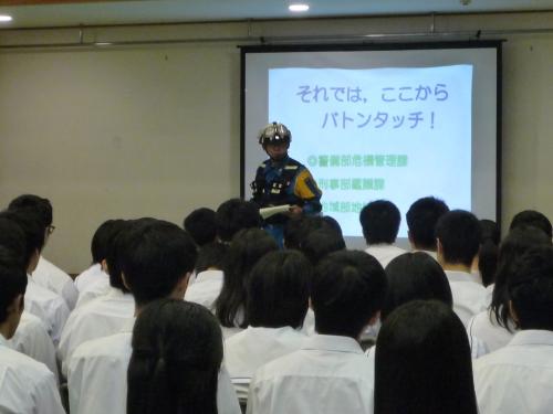 救助活動の体験談を話す警察官