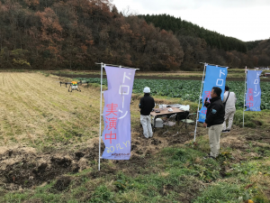 ドローンの操縦実演