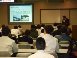 広島工業大学専門学校での青年交流会の説明
