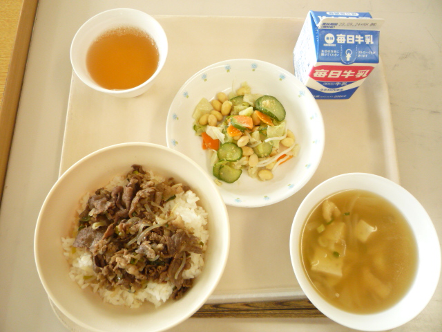 県産和牛を使った学校給食の画像