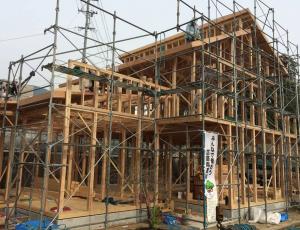 県産材を使用した木造住宅 建設中の外観