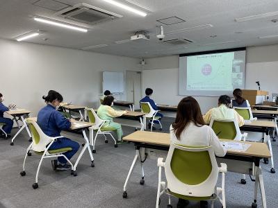 本社で受講中の会場の様子