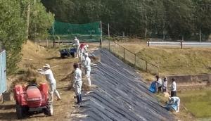 貯水池周辺の草集め