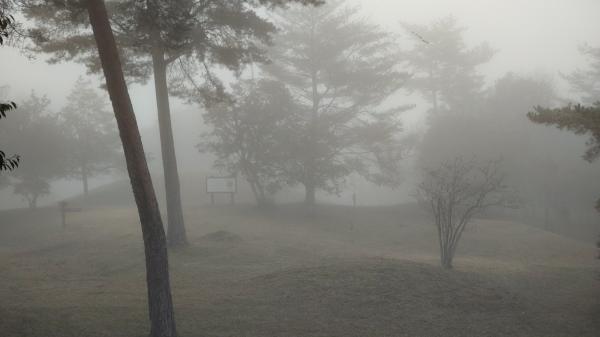 霧の中の古墳