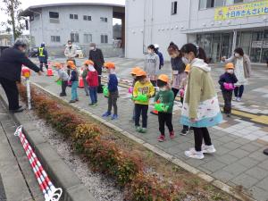 男の子水やり