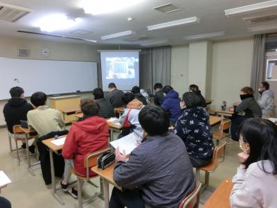 聴講する園芸課程２年生