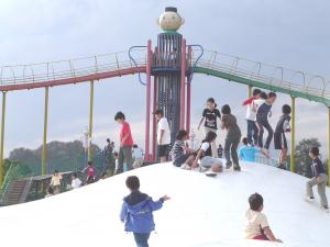 県立みよし公園　こども広場内　ふわふわドーム