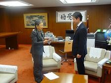 知事に答申を行う様子の写真１
