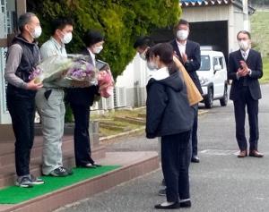 退任式での花束贈呈