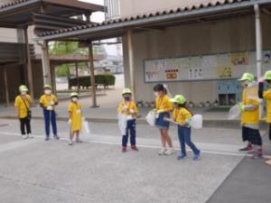 ゴミを拾う小学生1