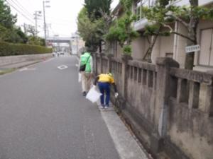 ゴミを拾う小学生２