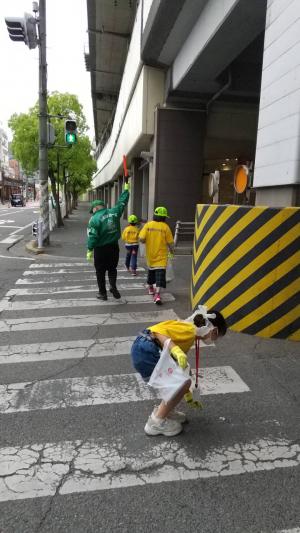 ゴミを拾う小学生3