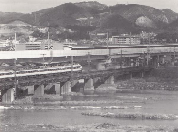 福山駅西-芦田川と新幹線の写真