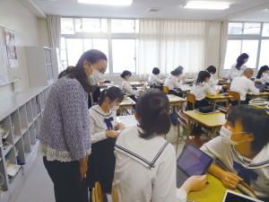 学校訪問で生徒と平川教育長が談笑している写真
