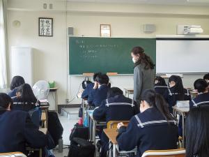 学校訪問で授業中の生徒たちの様子を見ている平川教育長