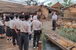 福山市立福山高等学校草戸千軒展示室見学