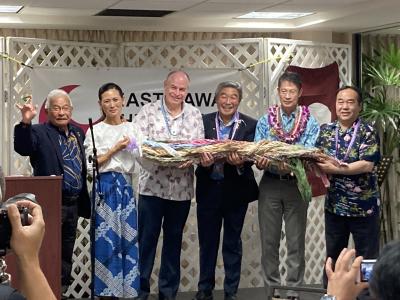 東ハワイ広島県人会設立55周年記念式典　記念品交換３
