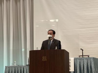 総会議長席にて