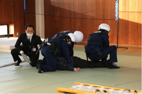 福山西警察署武道場において犯人制圧逮捕訓練の一例を実践実施