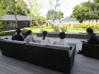 江田島荘　庭を望みながら説明を受ける参加学生たち