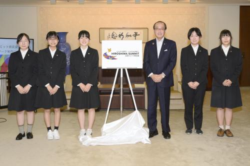 10月13日基町高校の生徒と広島市長がロゴを発表