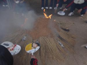 比治山女子中学校２年生が昨年作成した土器を，弥生時代の焼き方で焼きました。