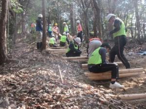 地域住民等がボランティアでみくまり公園に丸太遊歩道を設置する様子