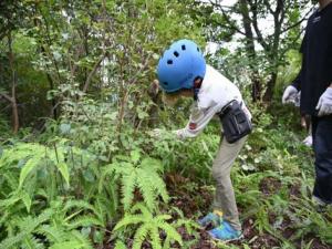 子どもさんが木の伐採を体験する様子