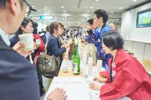 試飲の様子