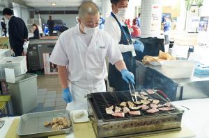 豚肉を焼く様子