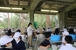 広島市立日浦小学校の皆さんが勾玉作りに挑戦しました。
