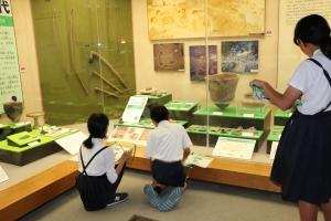 三次市立川西小学校の皆さんが火おこしや館内・園内見学をしました。