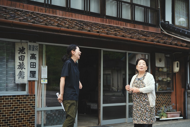 まちの人と話す岸本さん