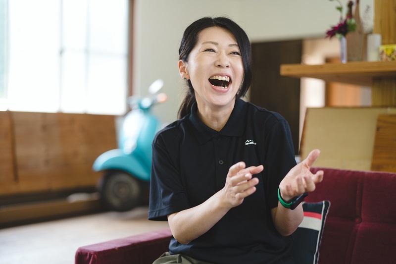 笑いながら話す岸本さん