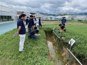 視察の様子（ハウスの基礎）