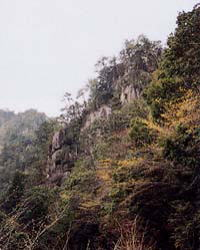 河岸にそば立つ岩壁の写真