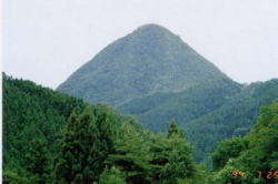 見事な円錐形の八国見山の写真
