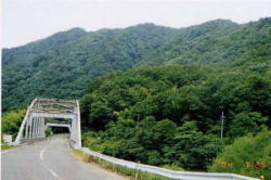 指谷橋から望む指谷山の写真