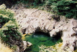 峡谷の岩壁の写真
