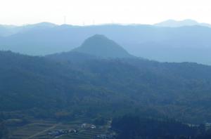 津田の明神山から望む黒川の明神山の写真