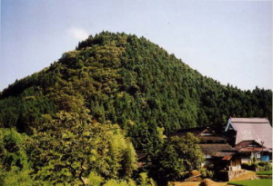 世羅台地に突出する円錐形の玄武岩丘の写真