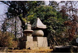 蓮華寺跡をしのばせる石塔の写真