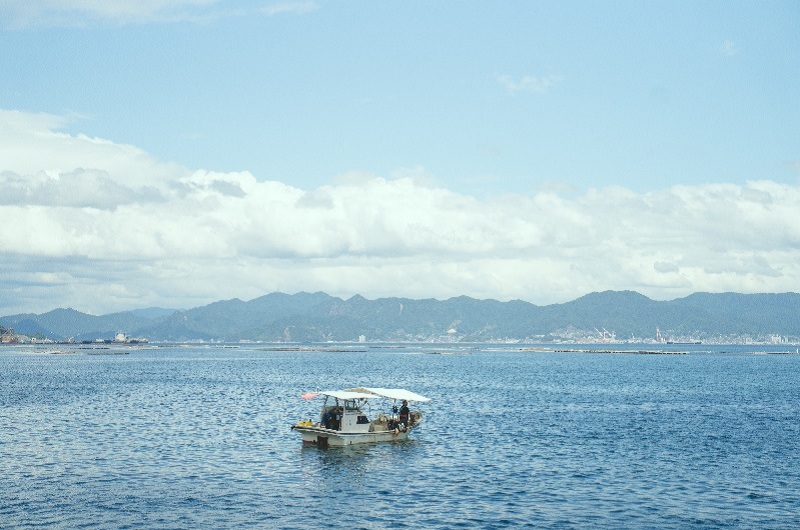 江田島の海と小型船